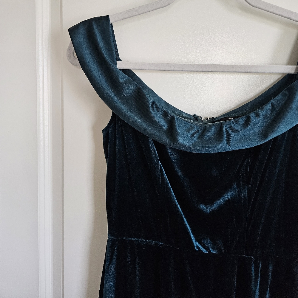 NWT TRIXXI Emerald Green Velvet Off the Shoulder Mini Dress Women's Size Medium - Picture 4 of 11